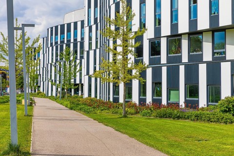 Modern building with green space on the campus of the University of Economics WU