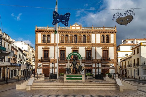 Statue of Hercules with two lions in the Plaza del Socorro square