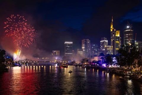 Numerous spectators watch the fireworks from the banks of the Main to mark the end of the MainfeSt