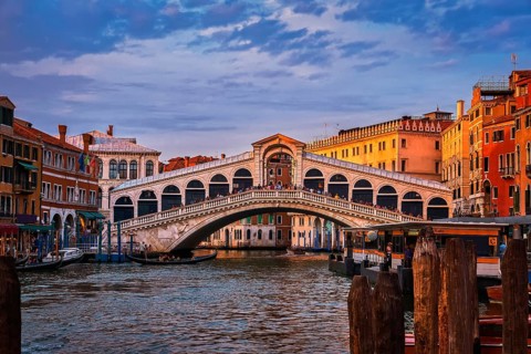 Sunset view of famous bridge of Rialto or ponte di Rialto over Grand Canal