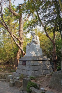 Statue of mother and child