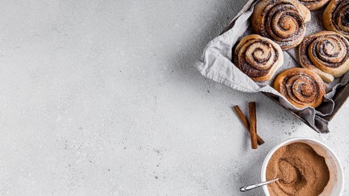 Delicious cinnamon rolls with copy space