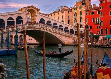 Sunset view of famous bridge of Rialto or ponte di Rialto over Grand Canal