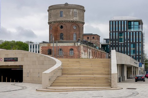 The steps of the Maritim Congress Centre and in the background the Kavalier-Dalwigk Tower