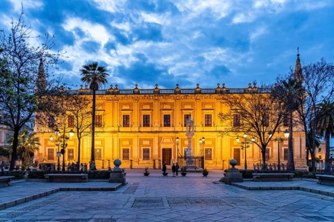 The Plaza del Triunfo square with the Archivo de Indias at dusk