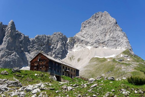 Lamsenjochhuette in front of Lamsenspitze
