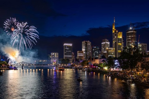 Numerous spectators watch the fireworks from the banks of the Main to mark the end of the MainfeSt