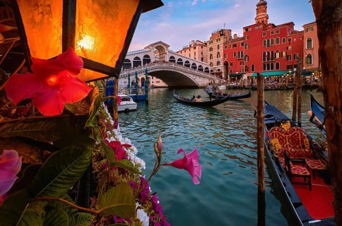 Famous bridge of Rialto or ponte di Rialto over Grand Canal