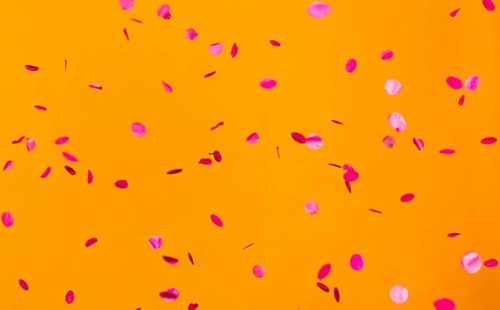 Arrangement party red confetti orange wall