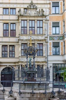 Oskar Winter Fountain and in the background Noltehaus