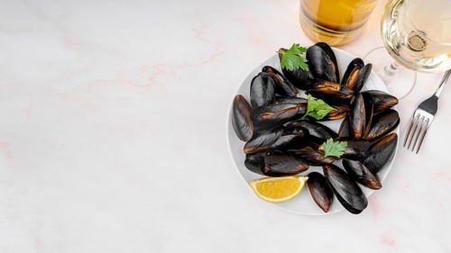 Fresh mussels dish with copy space