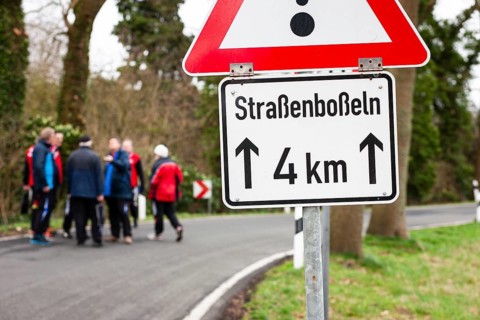 A group of people standing on a road for bosseln
