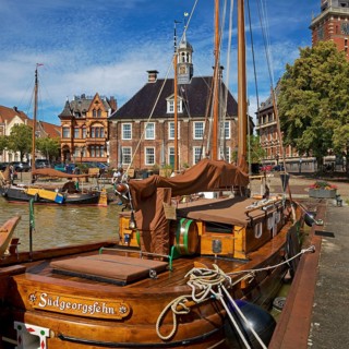 Historic sailing ship Mutte Altje of Suedgeorgsfehn in the museum harbour with the Old Scales