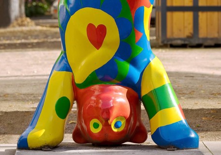 Artwork Buddy Bear by Sandra Maischberger in the style of Niki de Saint Phalle in front of the spa garden