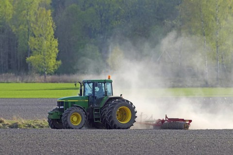 Tractor pulling cultipacker
