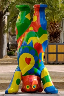 Artwork Buddy Bear by Sandra Maischberger in the style of Niki de Saint Phalle in front of the spa garden