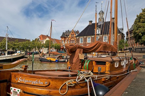 Historic sailing ship Mutte Altje of Suedgeorgsfehn in the museum harbour with the Old Scales