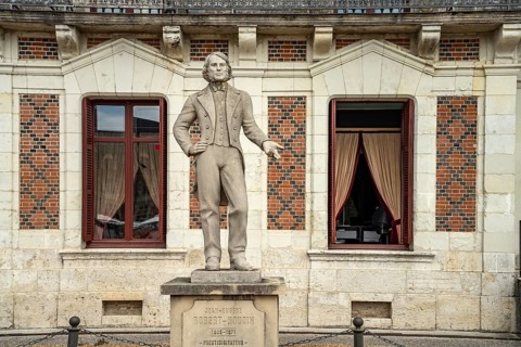 Statue of Robert Houdin in front of the Maison de la Magie in Blois