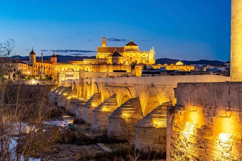 Roman bridge over the river Rio Guadalquivir and the Mezquita