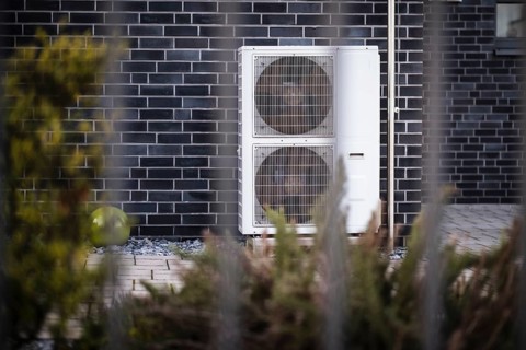 Heat pump hybrid heating in the front garden of a detached house in Langenfeld