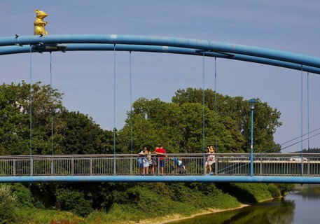 Golden Rat as a reminder of the legend of the Pied Piper on the Werder Bridge over the River Weser