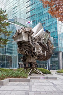 Steel sculpture Amabel by Frank Stella