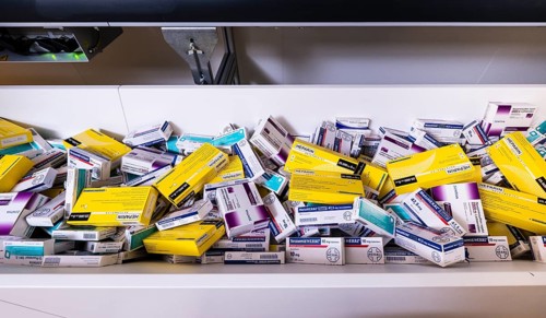 Sorting machine with medicines in a pharmacy