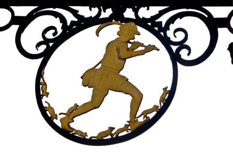 Nose sign at the Pied Piper's House