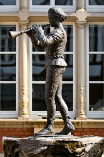 Pied Piper Fountain by Bruno Jakobus Hoffmann in Osterstrasse