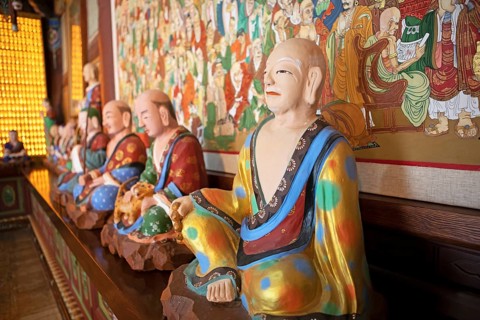 Nahan or Buddha disciple figures in the prayer hall