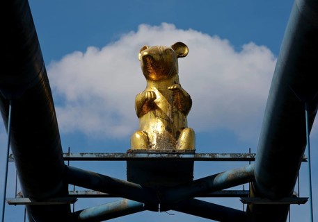 Golden Rat as a reminder of the legend of the Pied Piper on the Werder Bridge over the River Weser