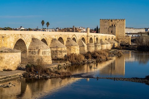 Roman bridge over the river Rio Guadalquivir and the Torre de la Calahorra in Cordoba