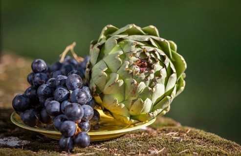 Bowl with grapes and artichoke
