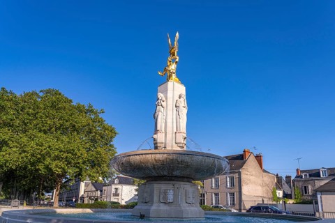 Golden Statue of a Native American with Eagle on the Tours American Monument Fountain