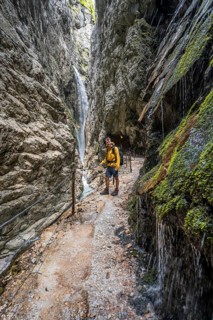 Mountaineers on their way through the Hoellentalklamm