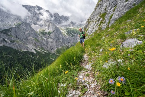 Mountaineers on the way to Waxenstein