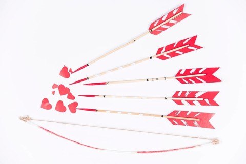 Love arrows aiming small red hearts