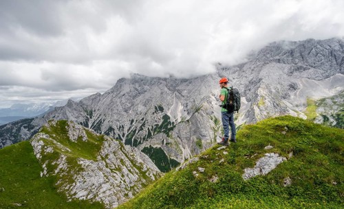 Mountaineer in steep terrain on the Schafsteig on the Waxenstein ridge