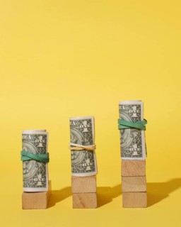 Arrangement with banknotes cubes