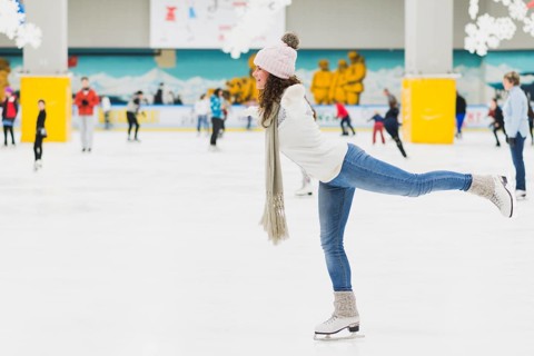 Side view woman skating one leg