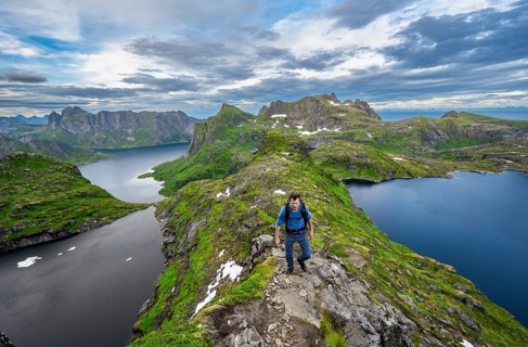 Mountaineers climbing Hermannsdalstinden
