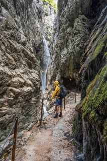 Mountaineers on their way through the Hoellentalklamm