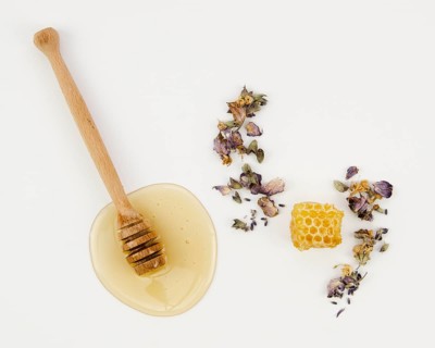 Honeycomb dried flowers with wooden dipper