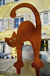 Cat figure with precious rust