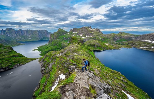 Mountaineers climbing Hermannsdalstinden