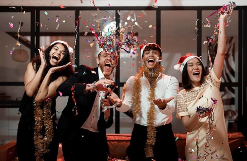 Front view friends celebrating new year s eve party