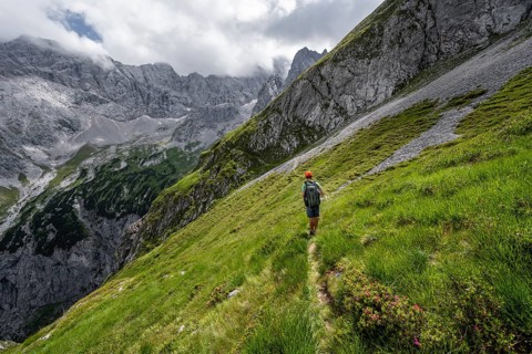 Mountaineer in steep terrain on the Schafsteig on the Waxenstein ridge