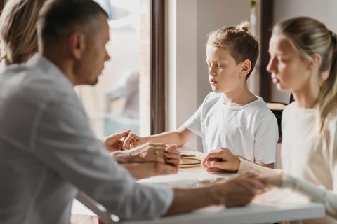 Kids parents praying before eating