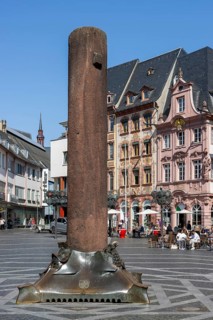 Heunensaeule at the market and in the background old buildings