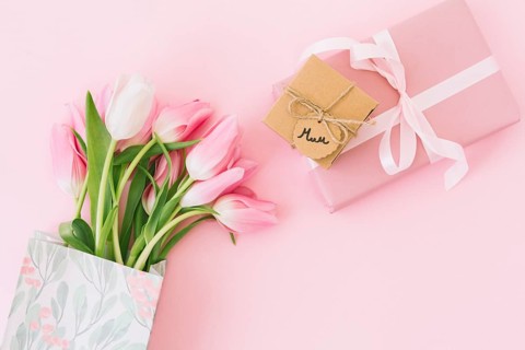 Mum inscription with tulips gift box